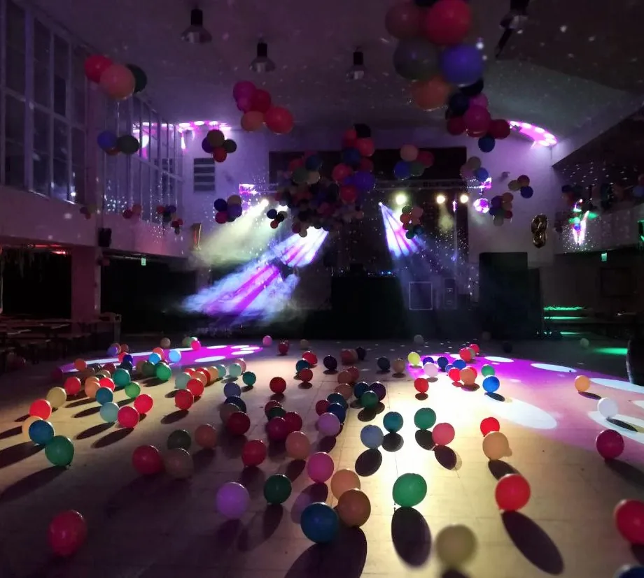 Tanzfläche mit Luftballons