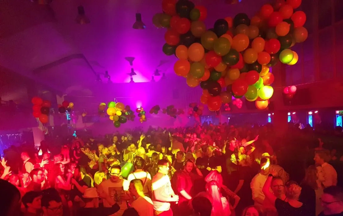 DJ-Pult mit Luftballons