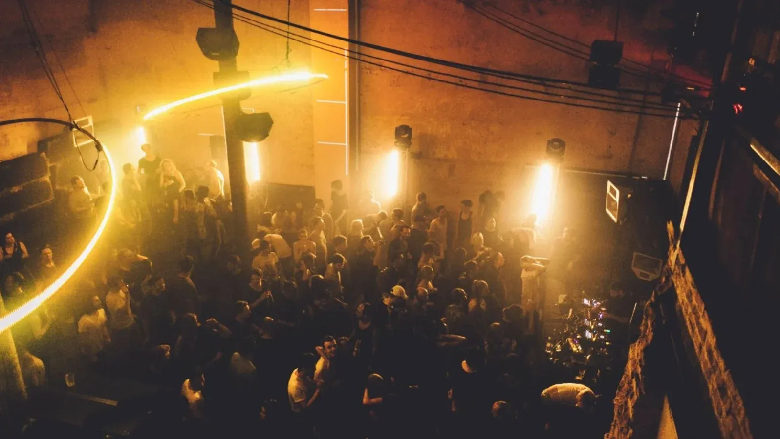 Große Fabrikhalle mit Lichtshow bei The Art of NYE