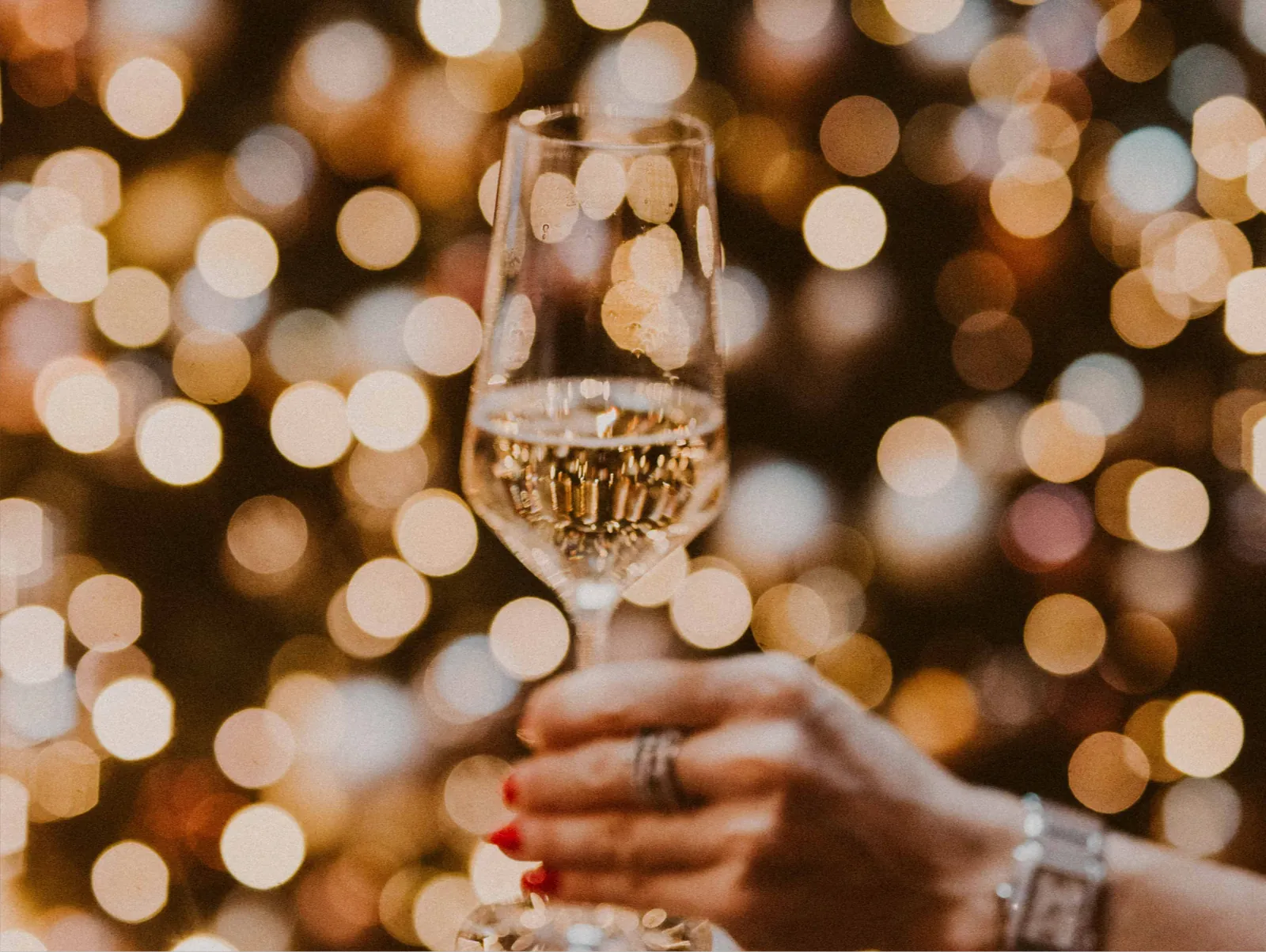 Sektgläser vor Lichterbokeh