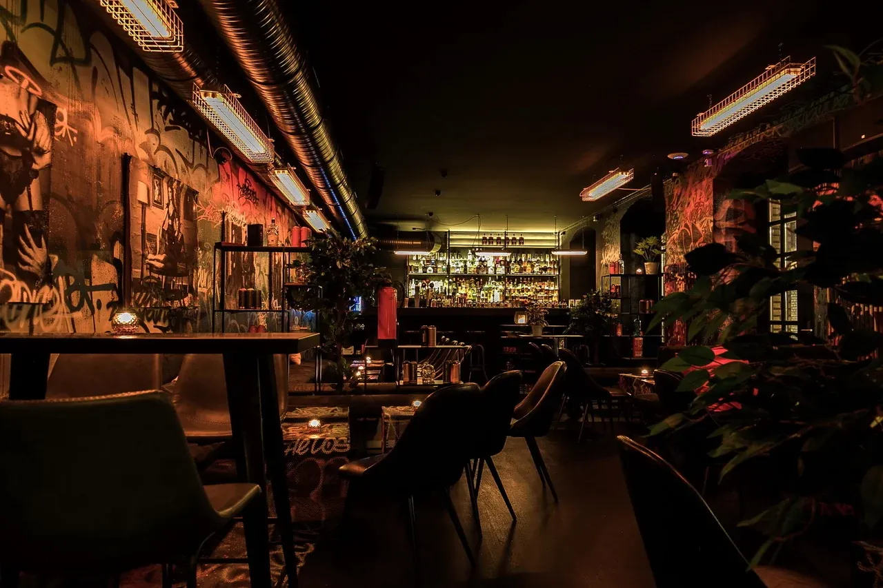 Bar mit farbiger Deckeninstallation