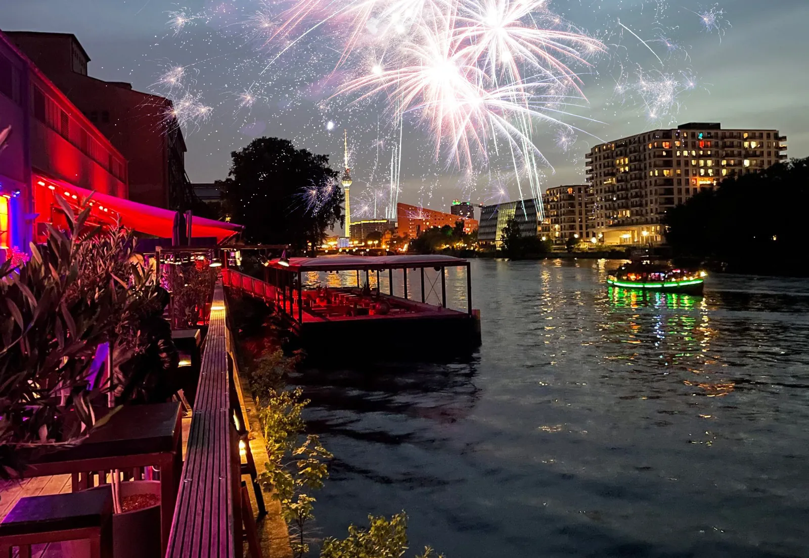 Terrasse des Spindler & Klatt an der Spree in der Abenddämmerung