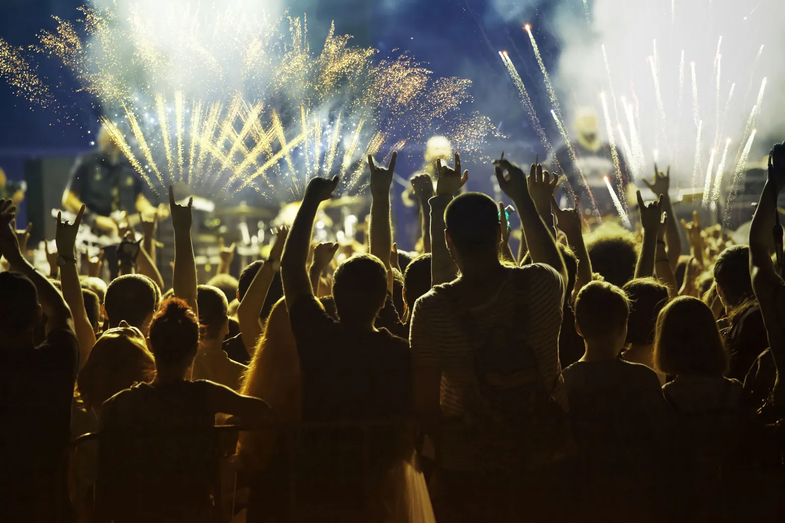 Menschen feiern unter Feuerwerk