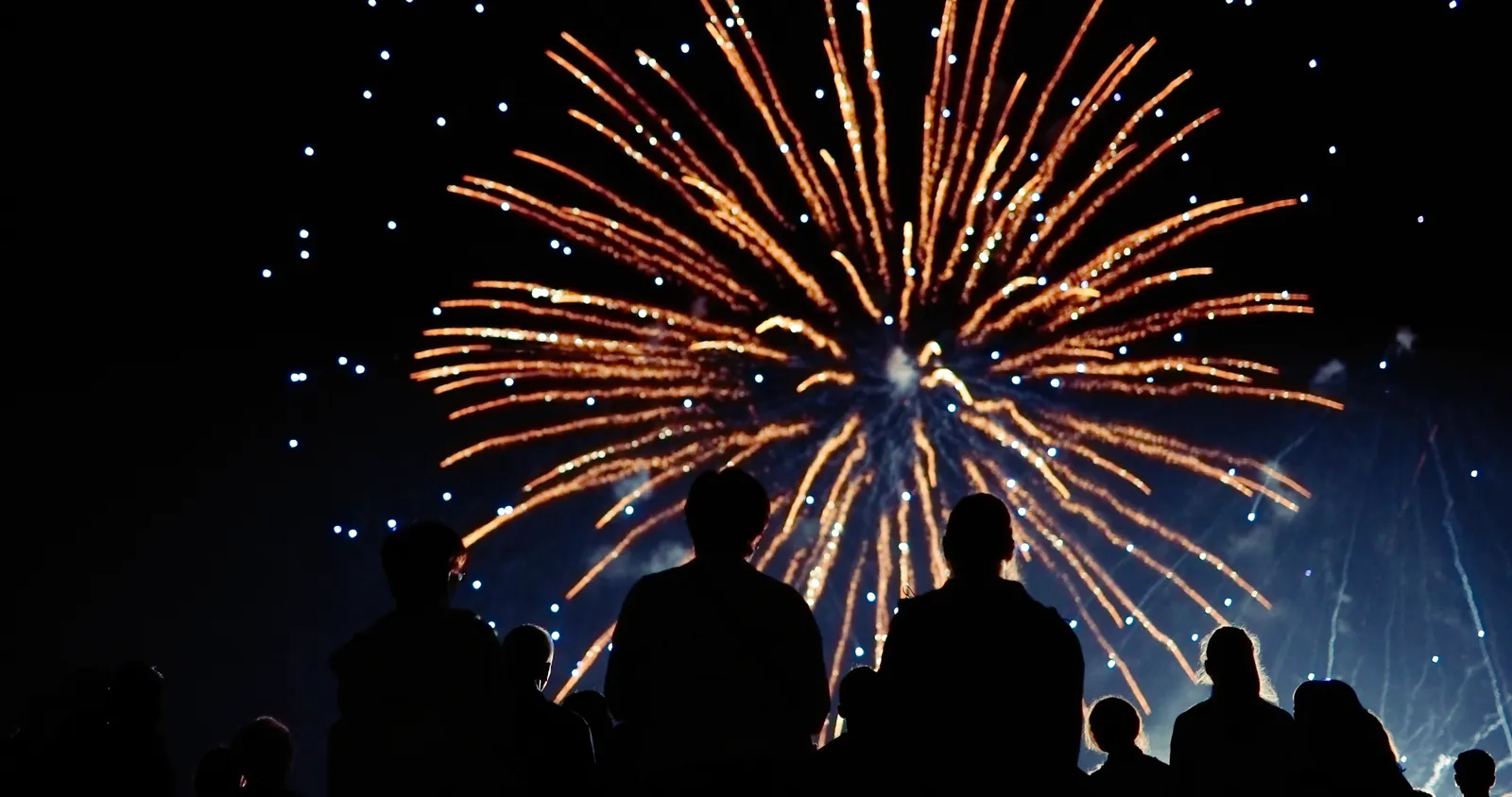 Feuerwerk über dem Wasser bei Nacht