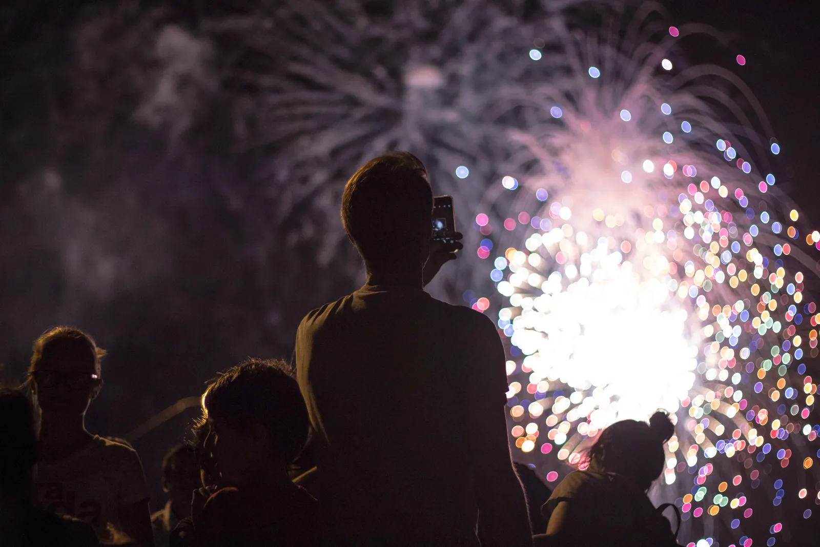 Silhouetten vor Feuerwerk